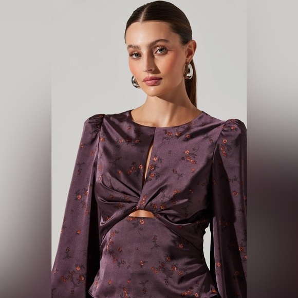 NWT ASTR The Label Bishop Sleeve Twist Floral Top Plum - Picture 5 of 6